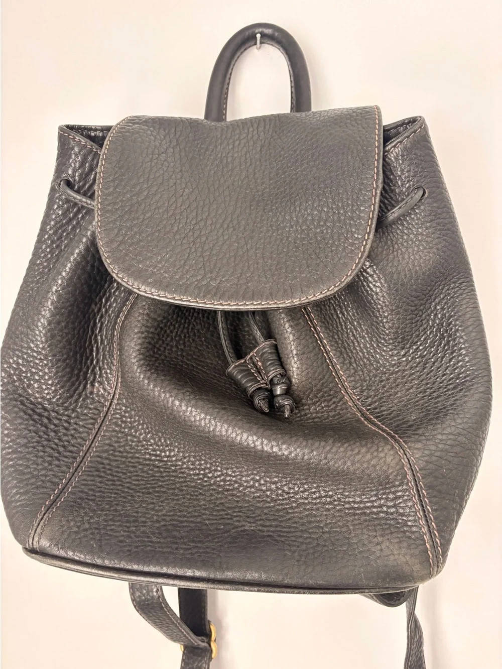 coach backpack cinch top Piel Leather Flap Drawstring - Chocolate the Coach Hitch Backpack combines practicality with elegant design Buy Coach Pace Large Backpack